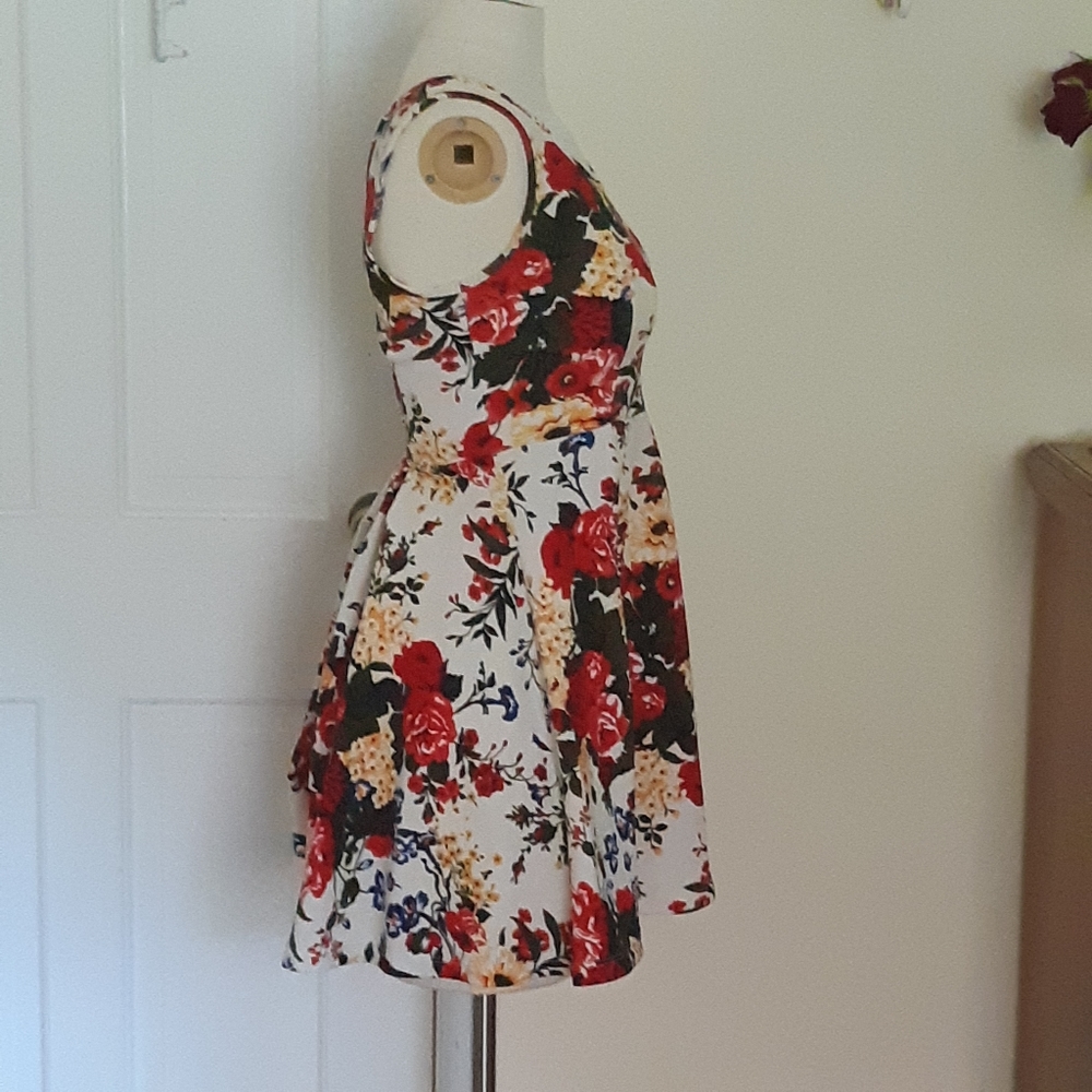 DECA'S USA fit & flare floral dress - Picture 5 of 8